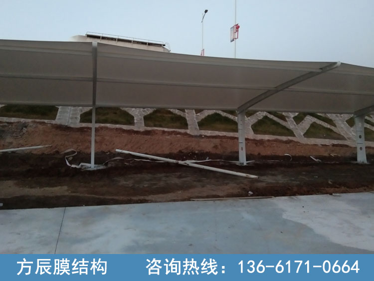 陕西省宝鸡市麟游县两亭镇陕西正元麟电环保产业公司办公楼后膜结构停车棚